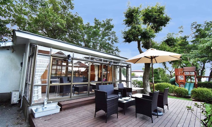 Futo Villa | Izu Kogen Ito · Glamping en Izu Kogen!Barbacoa con mascotas en la terraza de madera.Cabaña familiar con tobogán hamaca