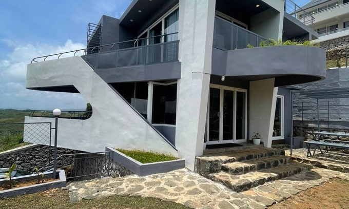Pirmed Villa | IZZAT INN Villa, Parunthumpara, A pet friendly mountien view villa...