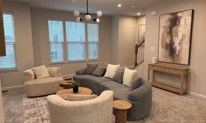 Fredericksburg Casa | J cornerstone Modern House Charming 3 room townhome in delightful Fredericksburg