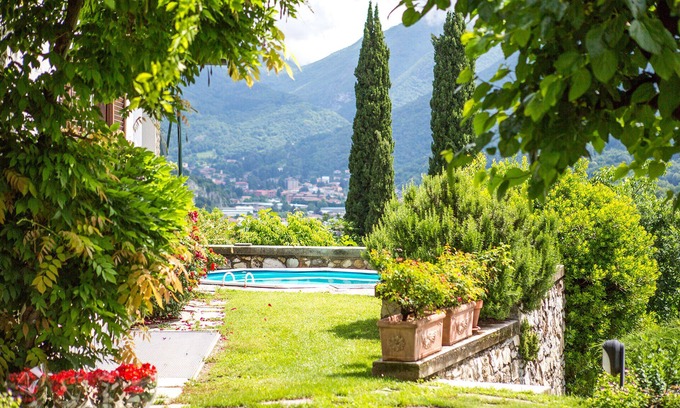 Caslino d'Erba Villa | J & J House Como Bellagio Casa de vacaciones con piscina en el centro del triángulo de Larian