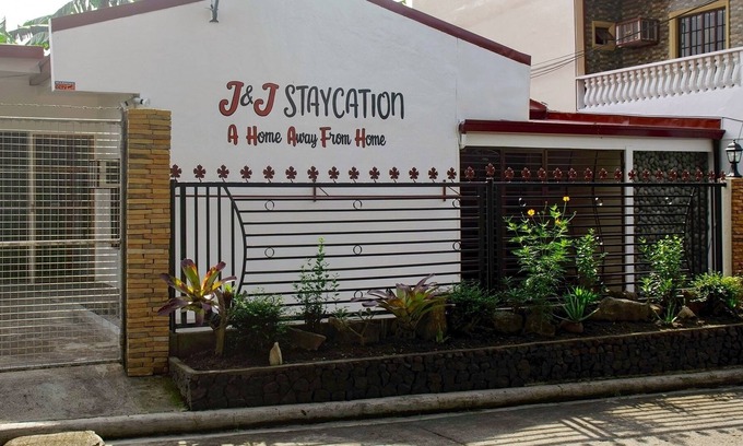 Lucena Casa | J&J Staycation Lucena: "Un hogar lejos del hogar"