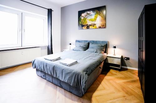 Hauptbahnhof Casa | J&JBermudaStay a Luxurious Double-Bedroom with a Private Bathroom and Shared Kitchen in Bochum Center-Bermuda3Eck