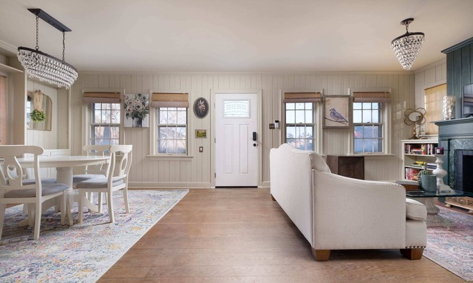 Amarillo Casa | J-Town House Summary: