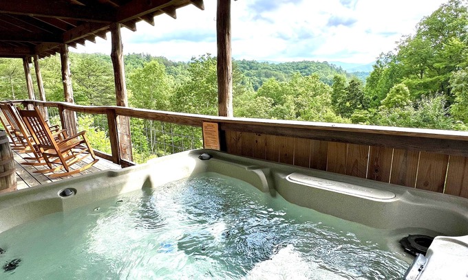 Townsend Cabina | J Willy's Refuge (2-Bedroom Cabin) with Mountain view - Pets Allowed by RedAwning