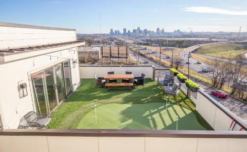 Talbot's Corner Casa | Jack Daniels House with Rooftop Golf, City views! 8min to Whiskey Row! Sleeps 10!