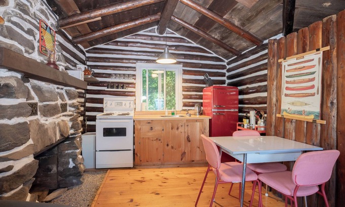 North Frontenac Cabina | Jack Pine Cabin- North Frontenac Lodge Rustic Cabin