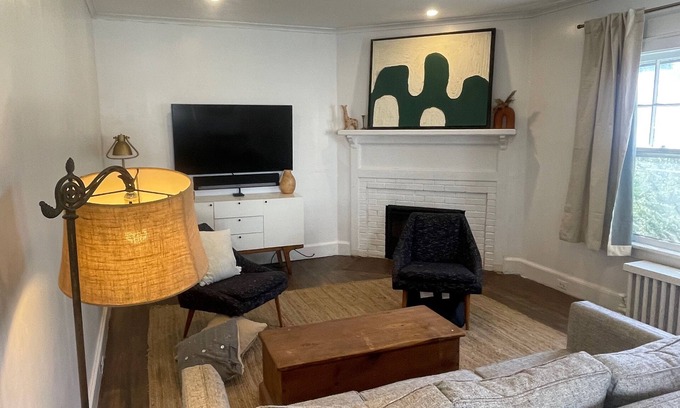Middletown Casa | Jackson's House, mid-century modern retreat. Central location, spacious home