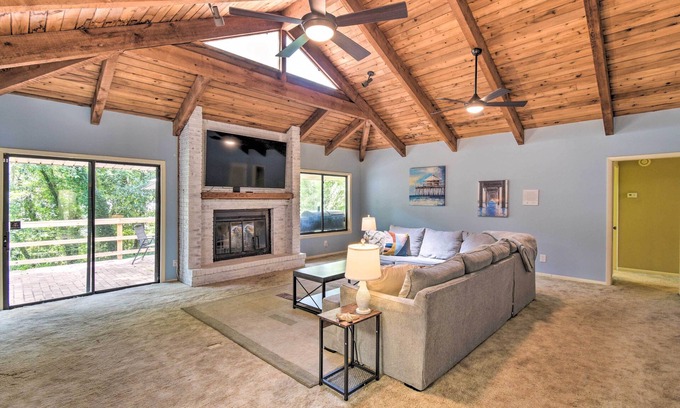 Arlington Casa | Jacksonville Home on 1 Acre ~ 6 Mi to Beach!