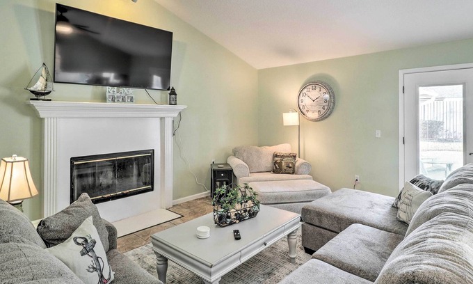 Southside Casa | Jacksonville Home w/ Pool, 11 Mi to Downtown!