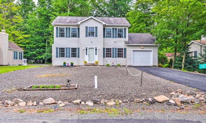 Tobyhanna Casa | Jacuzzi and Resort Amenities Tobyhanna Family Home!