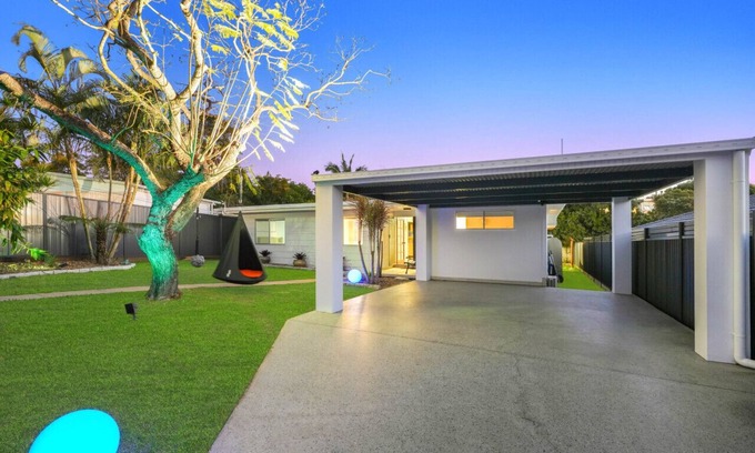 Southport Casa | jACUZZi gARDeNs! Spa - Fire Pit - Swings - Parking