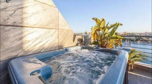 Sliema Apartamento | Jacuzzi Luxury Seafront Sliema