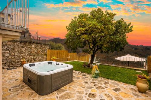 Coreglia Antelminelli Casa | Jacuzzi Privata e Splendida Vista in bellissimo Cottage