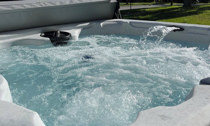 University Heights Casa | Jacuzzi! Spacious 4-bedroom 3-full Bath house with WiFi and AC near Beachwood