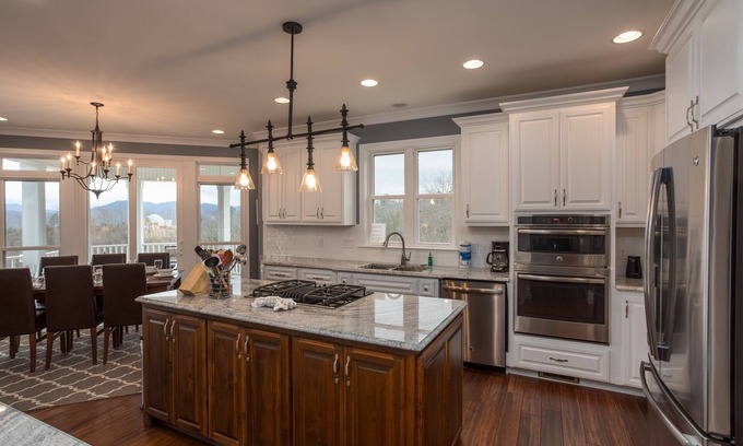 Gatlinburg - Pigeon Forge Cabaña | Jacuzzi’s, Hot Tubs, And Breathtaking Views