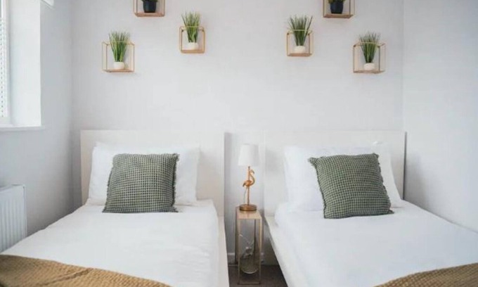 Arbury Casa | Jade 2Bed house sleeps 6, Dog Friendly, with garden and parking