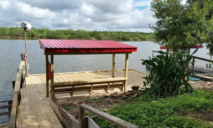 Rio Hondo Casa | Jade - House Rental w/ Fishing Pier & Boat Dock