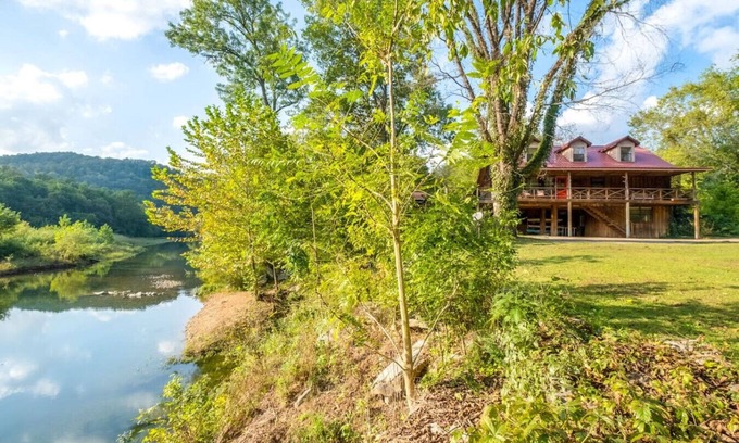 Newnata Cabina | Jane's Bend~ ON Sylamore Creek with Kayaks