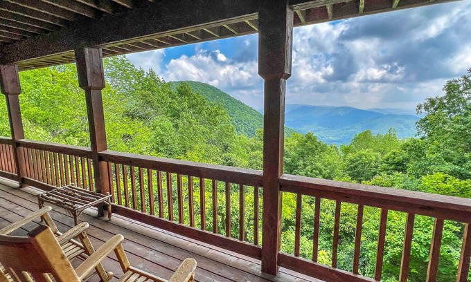 West Jefferson Cabina | Your Perfect Cabin Stay at Jasmine Heights Is Just a Click Away!