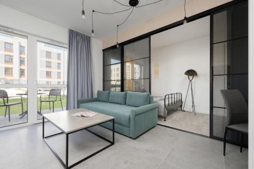 Lesznowola Apartamento | Jasny Apartament z Ogrodem i Parkingiem na Przedmieściach Warszawy by Noclegi Renters