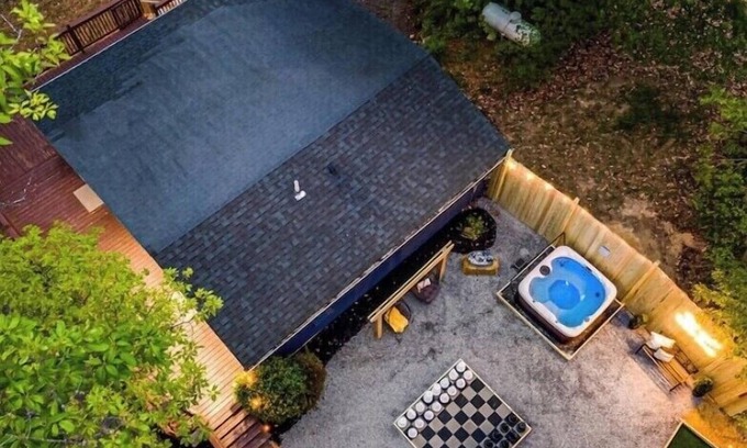 Stanley Cabina | Jax Mountain Getaway MovieRoom Hot Tub yard games