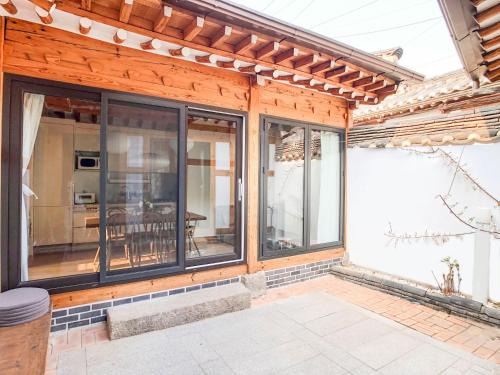 Gahoe-dong Casa | JAY Hanok ㅡ 3BR 3Bath ㅡ 8min from Anguk STN