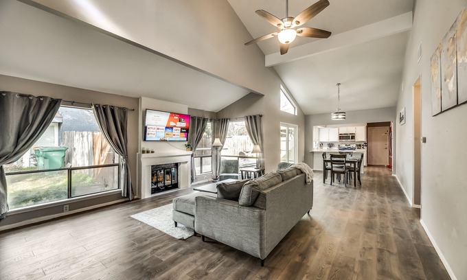 Lewisville Casa | JD’s Relaxing Retreat