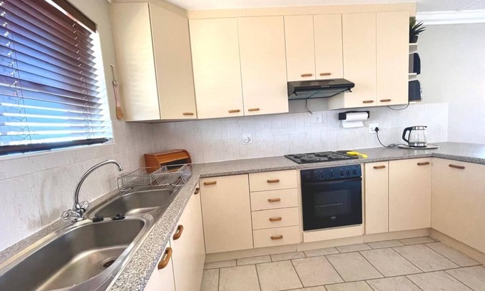 Jeffreys Bay Apartamento | JEFFREYS BAY!!! CLOSE TO POPULAR BLUE FLAG STATUS BEACH!!