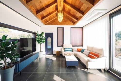 Pyoseon Casa | Jeju Doldam House Pool Villa
