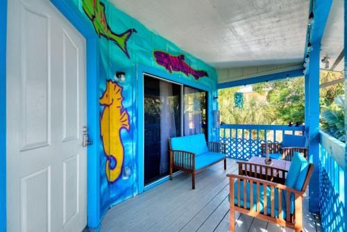 Siesta Key Casa | Jellyfish Unit, Walk to Beach & Siesta Key Village, Pet-Friendly