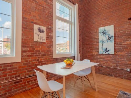 College Hill Apartamento | Jennifer's Historic Brick Riverfront Loft Apartment