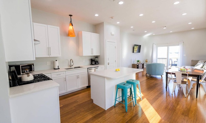 Federal Hill Apartamento | Jennifers Penthouse Panoramic City View Apartment with Deck