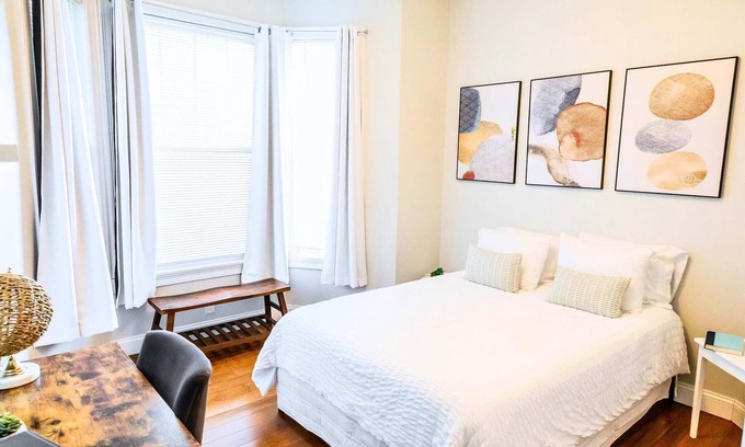 Federal Hill Apartamento | Jennifer's Private City View Apartment Relaxing Deck