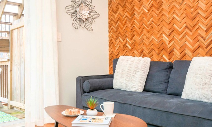 Federal Hill Apartamento | Jennifer's Private Walkable City View Apartment Relaxing Deck