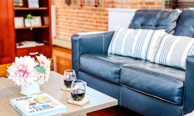 College Hill Apartamento | Jennifer's Riverfront Foundry Apartment Downtown