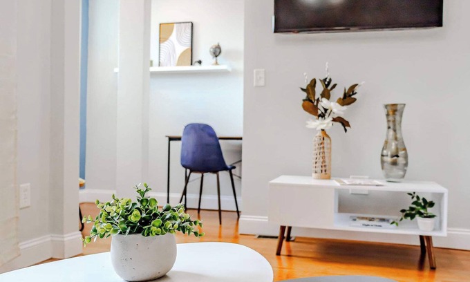 Federal Hill Apartamento | Jennifer's Providence Modern Urban Getaway w/ Relaxing Deck
