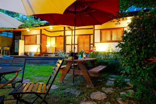 Jeonju Casa | Jeonju ggumgguneunnalgae guesthouse