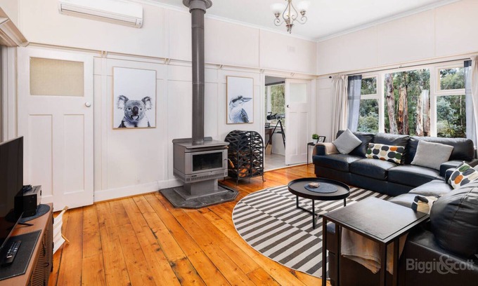 Wheatsheaf Casa | Jerendine Bush Retreat with wood fire & pet friendly