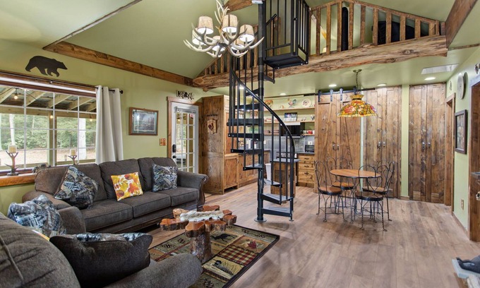 Jim Thorpe Cabina | Jim Thorpe Rustic Cabin With Hot Tub, EV Charger, BBQ Grill & Outdoor Games!