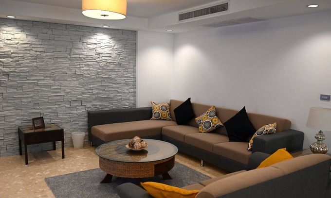 Nana Apartamento | JJ SUITES · Nueva y amplia renovación 3BR / 6Pax Central BKK Nana BTS