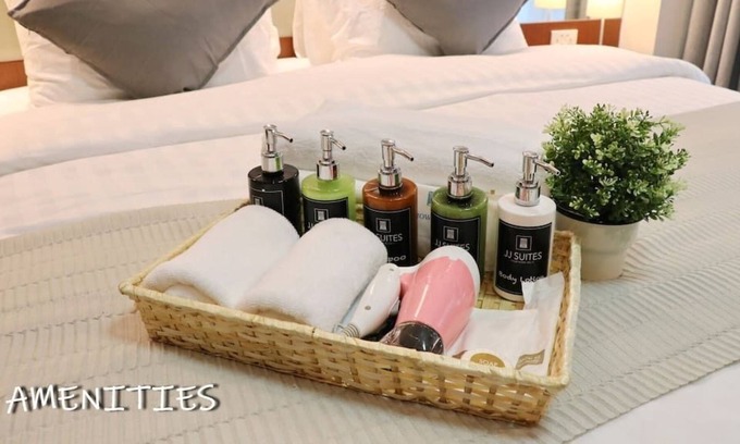 Nana Casa | JJ SUITES · Amplia suite Renov @ ted 3BDR / 6 Per, vida nocturna Soi 11