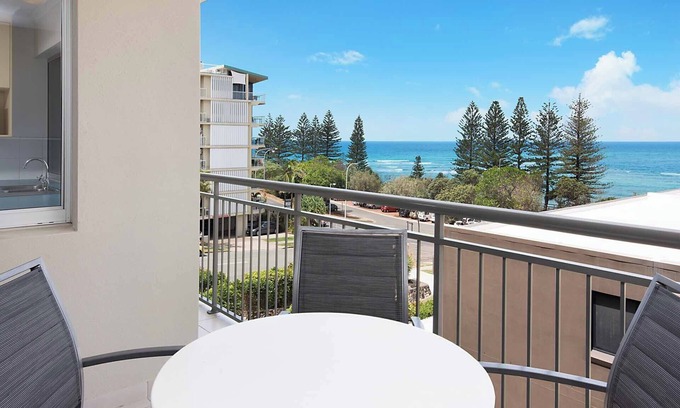 Moreton Bay Region Apartamento | Joanne Apartments -2 bedroom apartment with stunning views of the ocean.