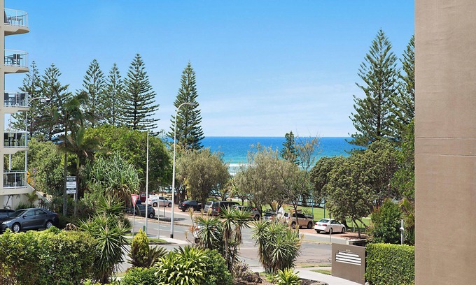Moreton Bay Region Apartamento | Joanne Apartments - ocean views from ground floor modern apartment.