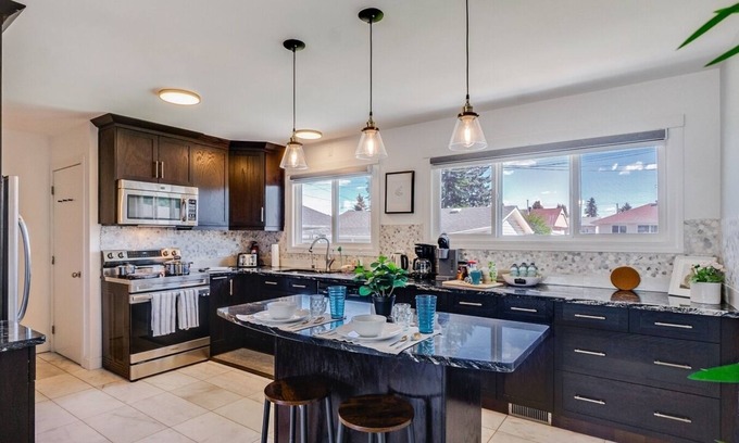 Edmonton Apartamento | Jody - 3 Bedrooms, Large Kitchen, BBQ, Garage!
