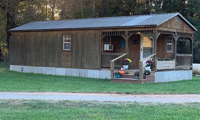 Tracy City Cabina | Joe's Place a cozy cabin with WiFi and AC in charming Tracy City.