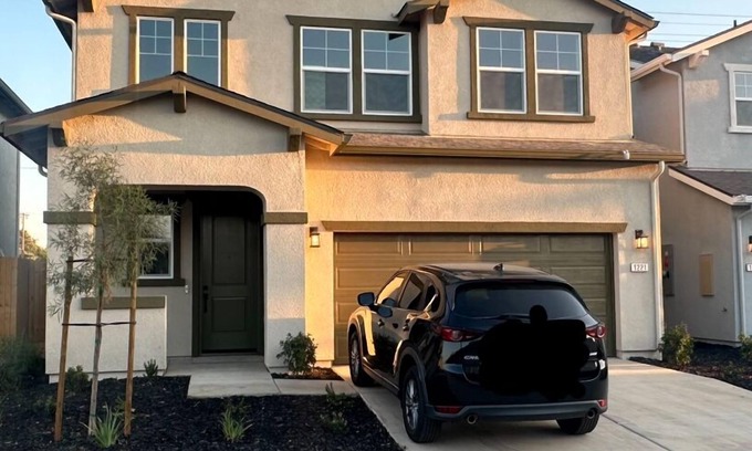 Visalia Casa | Joel’s dream casita Charming 3-bedroom house with AC and WiFi in Visalia La a q