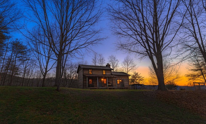 Bentonville Cabina | John Pope Cabin A beautifully 1865 renovated authentic log cabin