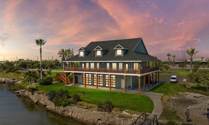 Galveston Casa | Johnny Walker's Lodge