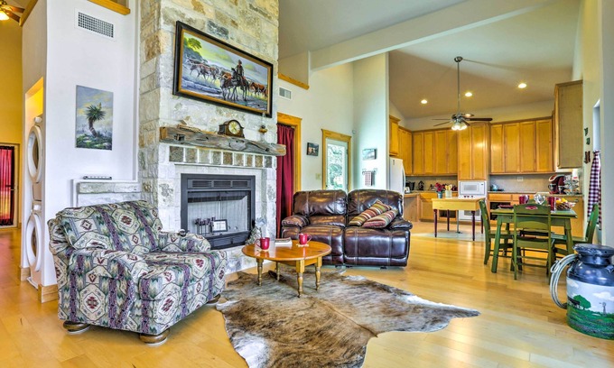 Johnson City Casa | Rústico Johnson City Home w / Hot Tub-2 millas de la ciudad