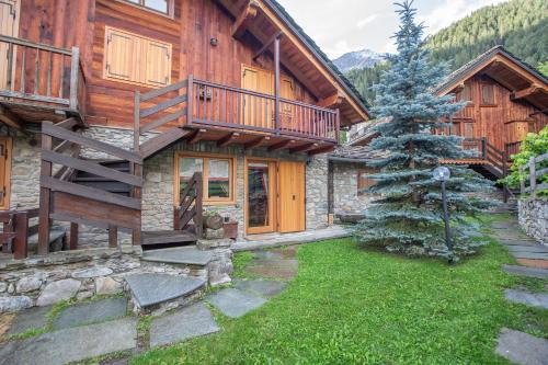 Dolonne Apartamento | JOIVY Big Flat for 6 with Backyard and Parking in Courmayeur